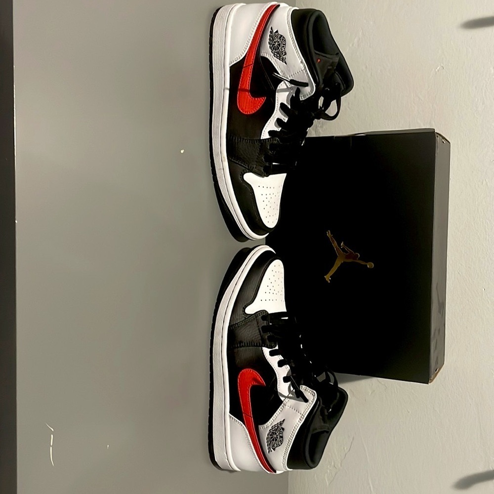 jordan 1 mids red/white/black size 8.5 men